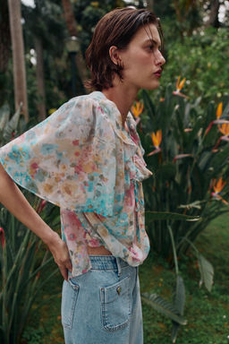 BLUSA VOLANTES ESTAMPADO FLORAL / Multicolor