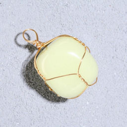 Подвеска из камня «Кварц», в проволоке