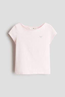 Camiseta con escote barco y detalle decorativo