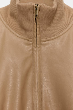 CHAQUETA BOMBER EFECTO PIEL / Camel oscuro