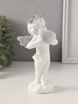 Фигурка полистоун Ангелочек с сердцем в руках, с венком в волосах, 8.5?7?16.5 см