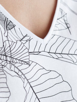 Свободная футболка с V-вырезом и цельнокроеным рукавом из 100% хлопка с принтом - Vilatte фото 2