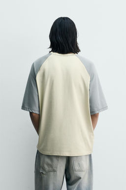CAMISETA COLOR BLOCK PARCHE COMBINADO / Crudo