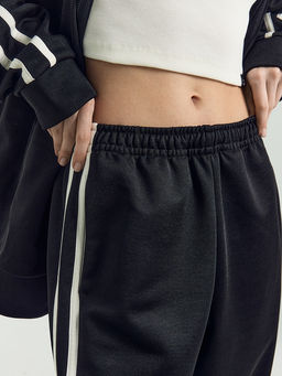 Брюки женские черные со светло-молочными лампасами черный +св.молочный 182498 - Mark formelle фото 15