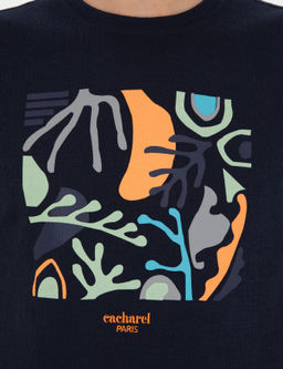 Темно-синяя приталенная футболка с круглым вырезом