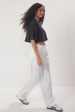 Trendyolmilla Beyaz Dokulu Wide Leg/Genis Paca Ince Kumas Astarl? Pantolon TWOSS25PL00113  фото 2