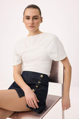 Ekru Fitted/Vucuda Oturan Kay?k Yaka K?sa Kollu %100 Pamuk Orme T-Shirt TWOSS26TS00264
