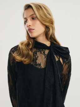 Блузка из кружева с бантом / Zarina