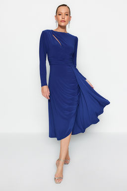 Trendyolmilla Saks Vucuda Oturan Cut Out/Pencere Detayl? S?k Abiye Elbise TPRAW24EL00219