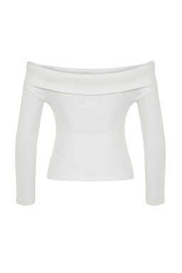 Trendyolmilla Ekru Triko Gorunumlu Carmen Yaka Fitted/Vucuda Oturan Crop Orme Madonna Yaka Bluz TWOAW24BZ00180