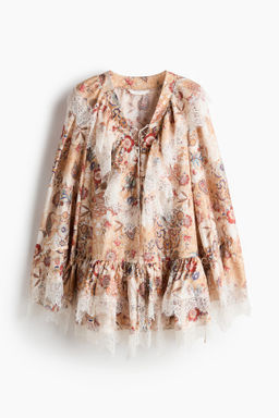 Vestido con ribetes de encaje