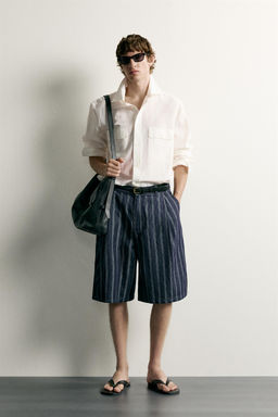 BERMUDA RELAXED FIT PLIEGUES RAYAS / Azul