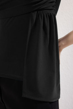 Siyah Tek Kol Asimetrik Drape/Buzgu Detayl? Vucuda Oturan Esnek Orme Bluz TWOSS25BZ00286 - Trendyolmilla фото 2