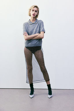 Top de punto con cuello de cuentas