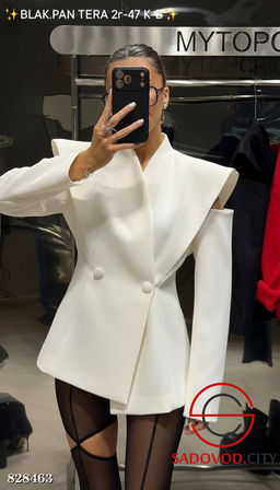 Акцентный пиджак с эффектными крыльями на плечах