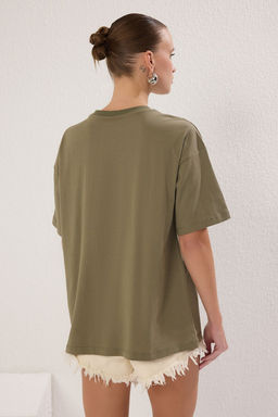TRENDYOLMILLA Kahverengi Oversize/Genis Kal?p Bask?l? Orme T-Shirt TWOSS25TS00121  фото 11