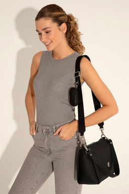 Kad_n Siyah Omuz _antas_ Sepette S_rpriz _ndirim