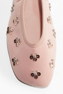 Salones destalonados con detalles decorativos - H&m фото 4