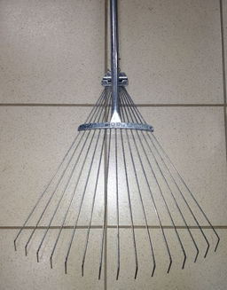 Грабли 15-ти зубые веерные раздвижн. проволочные оцинкованные "Лидер" с метал.черенком (101343)