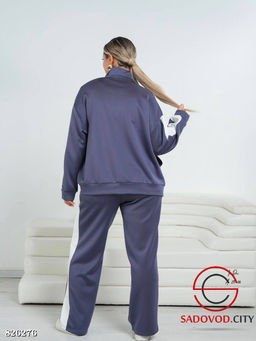 Спортивный женский костюм