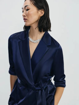 Атласная блузка с отложным воротником и поясом / Zarina