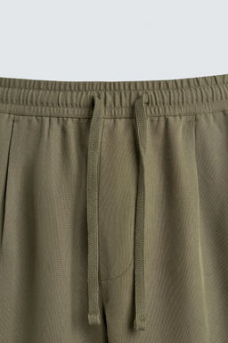 PANTAL?N FLUIDO RELAXED FIT / Oliva