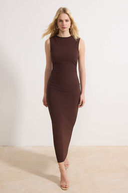 Kahverengi Bodycon Aksesuar Detayl? Kolsuz Paper Touch Maxi Orme Elbise TWOSS26EL00242