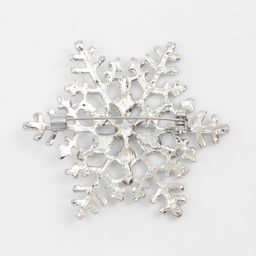 Брошь новогодняя «Снежинка - загадай желание», белая в серебре