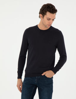 Темно-синий зауженный свитер