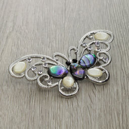 Брошь "Бабочка" со вставками из гелиотиса и белого перламутра