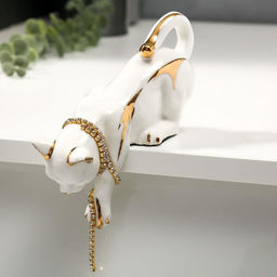 Фигурка настольная керамика «Кошка бело-золотистая с цепочкой из страз», на полку, стол, 8.5×5.5×17 см