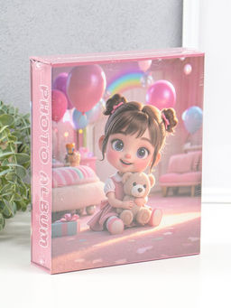 Фотоальбом на 80 фото 10х15 см "Малышка в розовой комнате, с мишкой" в коробке 5х19х22,8 см   109627