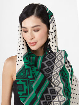 в составе ШЕРСТЬ и КАШЕМИР Большой, мягкий, теплый однотонный двусторонний палантин.