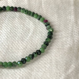 Браслет из Цоизита с включением Рубина 17 см +