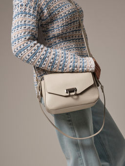 Сумка кожаная через плечо Azaro 3684 ванильное молоко