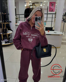 Спортивный женский костюм