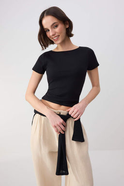 Wardrobe Essentials-Siyah Fitted/Vucuda Oturan Kay?k Yaka K?sa Kollu Orme T-Shirt TWOSS26TS00070