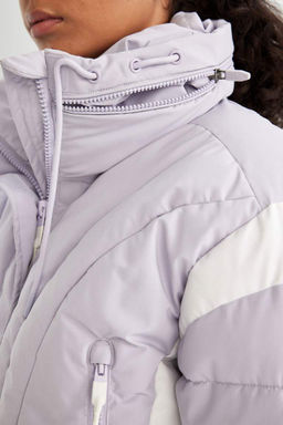 Водоотталкивающая укороченная водонепроницаемая куртка-пуховик с капюшоном и карманом на молнии DeFactoFit  фото 5