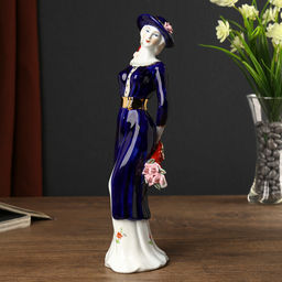 Сувенир керамика "Девушка в пальто на прогулке" 29х8х7,5 см