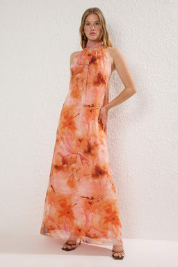 TRENDYOLMILLA Cok Renkli Soyut Desenli Astarl? Sifon Dokuma Uzun S?k Abiye Elbise TPRSS25AE00126