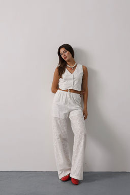 TRENDYOLMILLA Beyaz Beli Lastikli Straight Pantolon TWOSS25PL00044