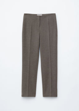 Pantalones con pliegues marcados entallados