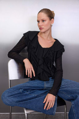 Siyah Volanl? F?rf?rl? V Yaka Regular Orme Bluz TWOAW26BZ00271