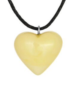 Нежное сердечко из натурального янтаря с пейзажной текстурой