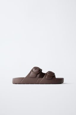 SANDALIA ENGOMADA HEBILLAS / Marr?n