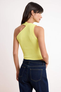 Limited Edition Sar? S?k Asimetrik Yaka Vucudu Saran Triko Bluz TWOSS26BZ00320