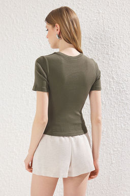 Trendyolmilla Siyah Cut Out Detayl? Fitted/Vucuda Oturan Bisiket Yaka Crop Fitilli Esnek Orme Bluz TWOSS22BZ0355 фото 13