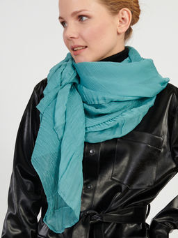 Большой, двусторонний однотонный палантин из жатого полотна.