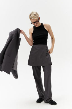 Майка с открытыми плечами в рубчик