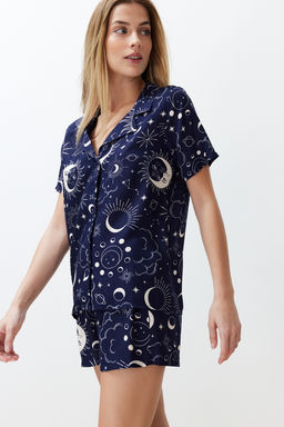 Trendyolmilla Lacivert Galaksi Desenli Viskon Sortlu Dokuma Pijama Tak?m? THMSS24PT00297  фото 3